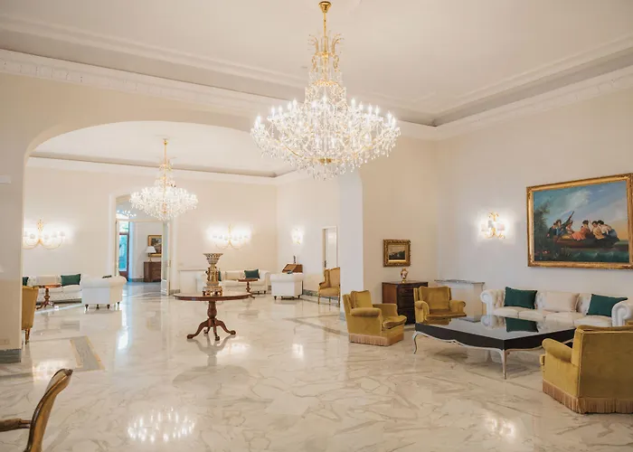 מלון Grand Europa Palace 4*